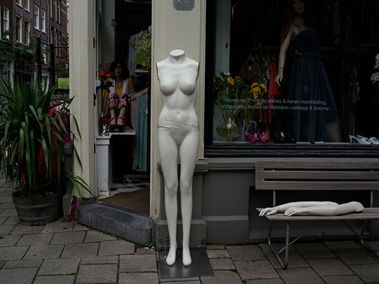  ANDREU BUENAFUENTE _ la mujer de la esquina 