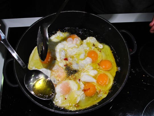  ANDREU BUENAFUENTE _ ocho huevos con aceite de jaén 