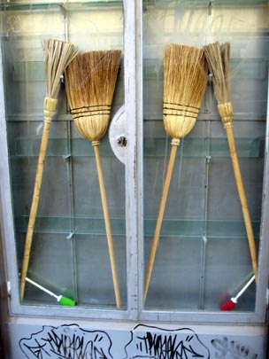  ANDREU BUENAFUENTE _ tienda para brujas 