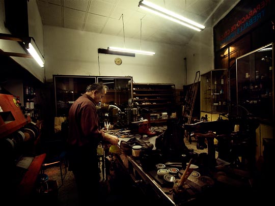  ALBERT JODAR _ arreglando los zapatos del bailador 