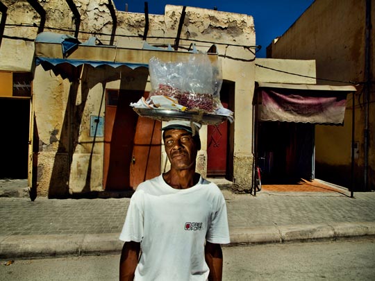  ALBERT JODAR _ el cacahuetero de la medina, oujda, 2010 