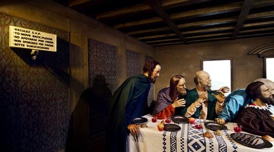  ALBERT JODAR _ judas empujando la mesa en la última cena, francia, 2011 