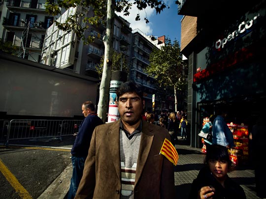  ALBERT JODAR _ la familia karith viendo al papa, barcelona, 2010 