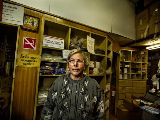  ALBERT JODAR _ la señora planells y su tienda de lámparas, barcelona, 2010 