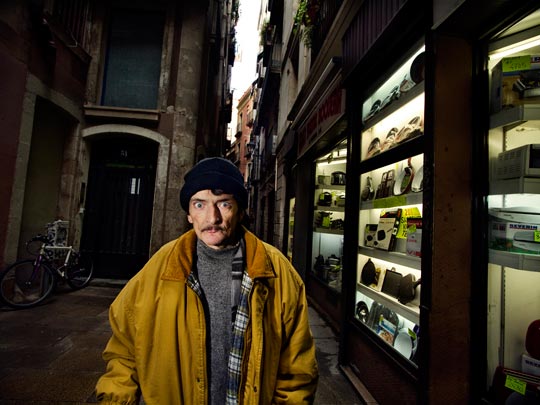  ALBERT JODAR _ observador y paseante de ofertas navideñas, barcelona, 2010 