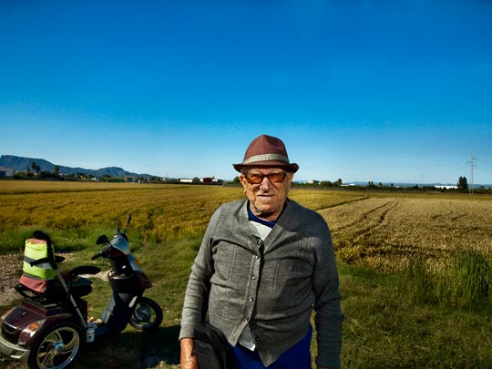  ALBERT JODAR _ recogiendo un ramo de arroz para su amor, sueca, 2010 
