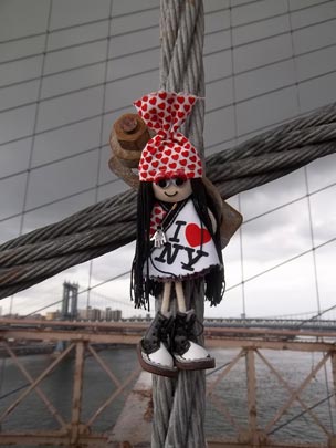  LOLA GARCIA [Ourense] _ colgada del puente de brooklyn 