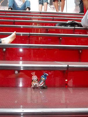  LOLA GARCIA [Ourense] _ dos pequeñas en unas escaleras rojas 