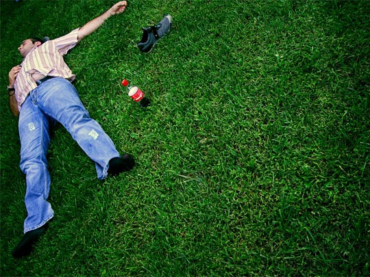  XAVI PIERA [Barcelona] _ flotando en una siesta en el parque 
