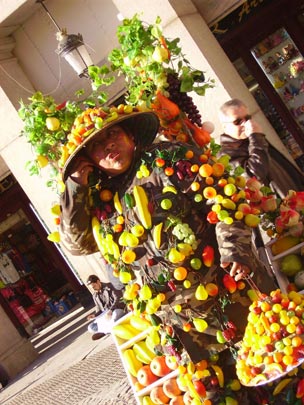  JUPITER MARTÍN [Salamanca] _ frutería hablando por el móvil 