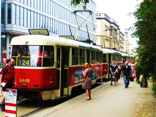  CRISTINA HERNANDEZ [Jaén] _ la espera del tranvía 