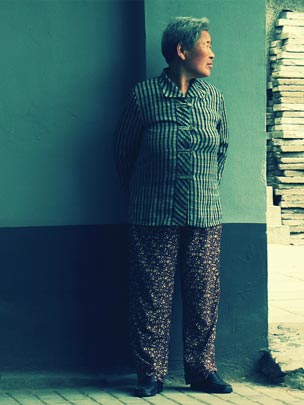  MATHIUS WILDER [Madrid] _ mujer mimetizada con muro 