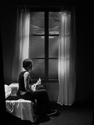  ROBERTO ÁLAMO [Madrid] _ natalie frente a la ventana que da miedo 