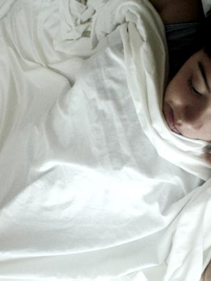  PILAR  FERNÁNDEZ MORENO [Granada] _ sábanas blancas 