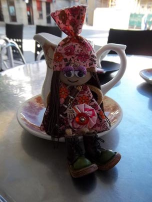  LOLA GARCIA [Ourense] _ sentadita en una jarrita de leche 