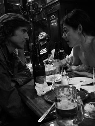  ROBERTO MARTINEZ [Madrid] _ y al fondo, una sonrisa que ilumina 