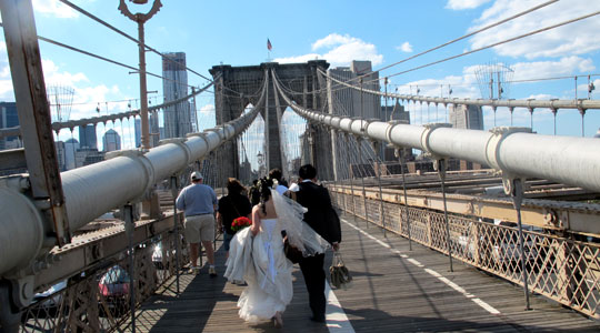  ANA SANCHEZ _ dos novios haciendo puente 