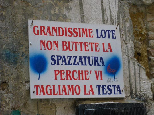  PAU ARENÓS _ si tiras la basura, te cortamos la cabeza 