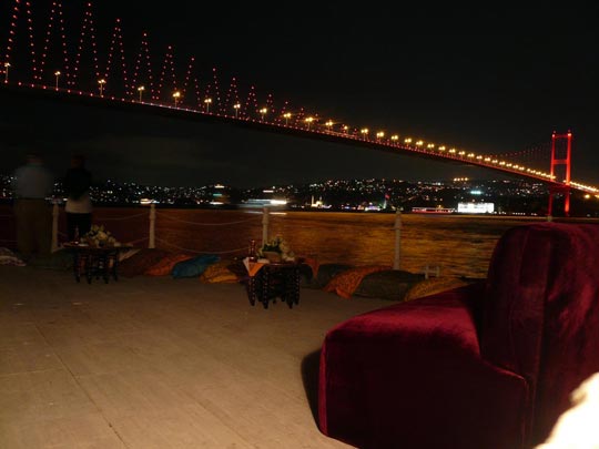  ARACELI SEGARRA _ sofá con vistas al puente 