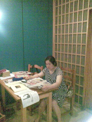  ANA SANCHEZ _ leyendo el periódico con lupa 