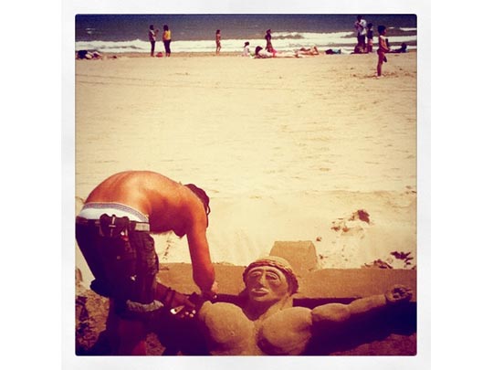  ANA SANCHEZ _ montando un cristo en la playa 