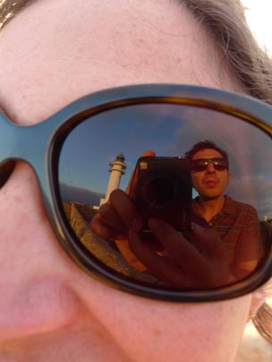  BERTO ROMERO _ autorretrato con faro en sus gafas 