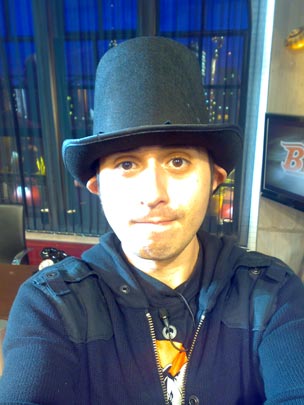  BERTO ROMERO _ autorretrato con sombrero de copa demasiado grande 