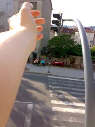  BERTO ROMERO _ brazo metálico 