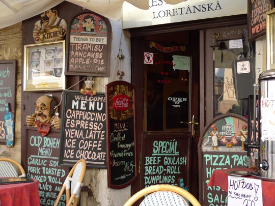  BERTO ROMERO _ horror vacui de carteles 