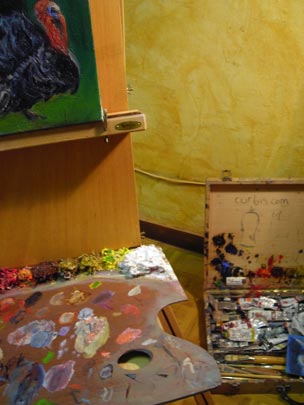  BERTO ROMERO _ paleta, caja y pavo sobre pared amarilla 