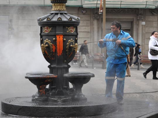  CARLES SANS _ limpiando la fuente de canaletas 
