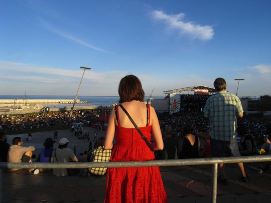  FRANCESC FÀBREGAS _ chica de rojo en el primavera sound 