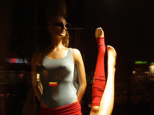 FRANCESC FÀBREGAS _ performance en el escaparate 