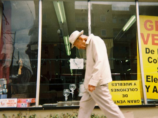  HANNA QUEVEDO _ the disposable experiment. el experimento de la cámara de usar y tirar 