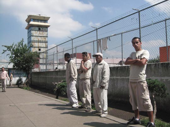  JON SISTIAGA _ cárcel mexicana (1). presos formando 