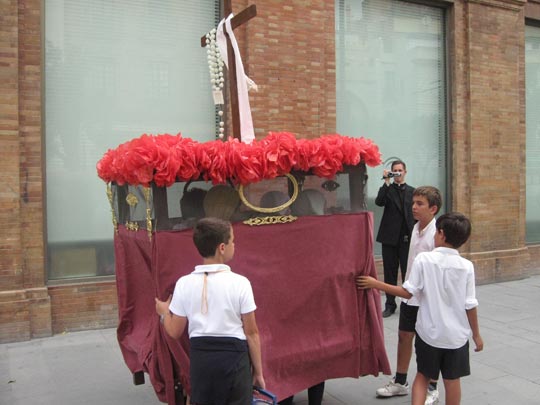  JON SISTIAGA _ futuros cofrades y cura con videocámara 