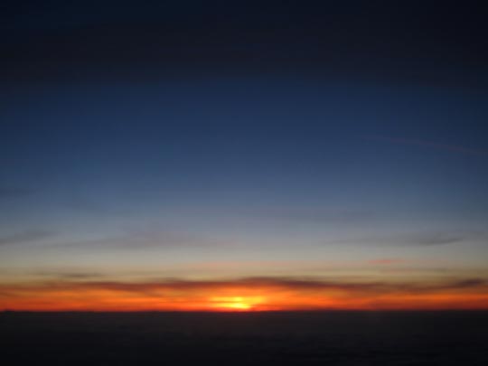  CHARLIE LONEGAN _ atardece desenfocado en el avión 