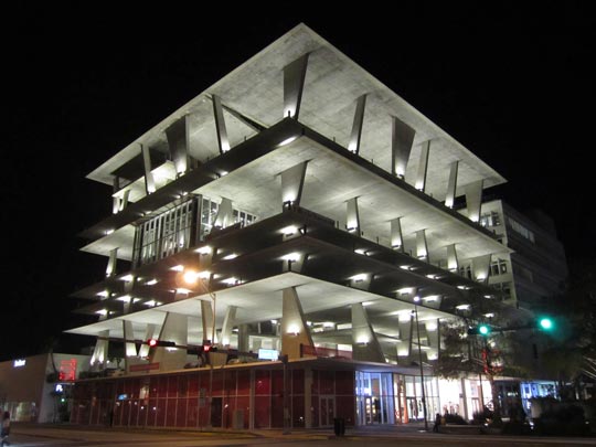  MIKEL URMENETA _ el aparcamiento  más bello del mundo de noche 