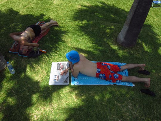  MIKEL URMENETA _ jabi y antxoa en la piscina 