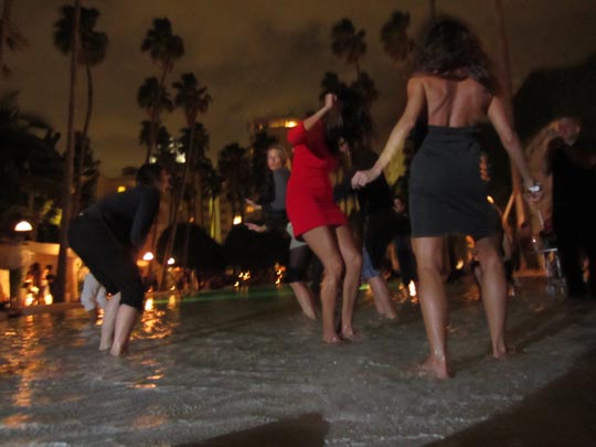  MIKEL URMENETA _ medianoche en la piscina del delano 