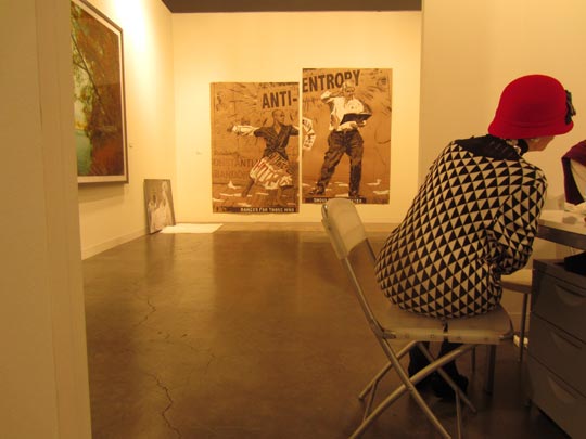  MIKEL URMENETA _ señora en art basel 