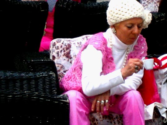  MARTA PEIRÓ _ barbie se mosquea con el café 