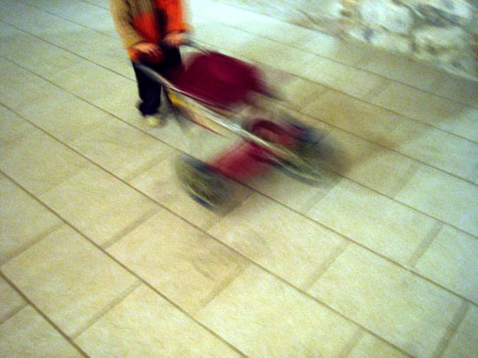  MARTA PEIRÓ _ niño, carro y cintas de video 