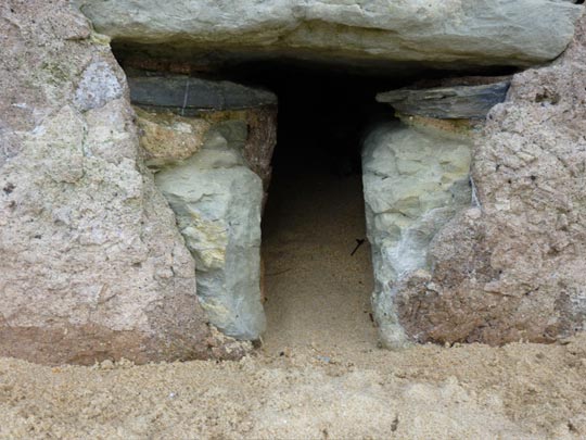  ALICIA OTAEGUI _ dolmen camuflado 