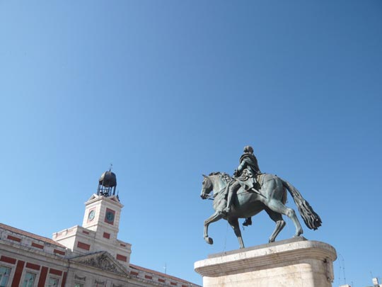  ALICIA OTAEGUI _ esperando que le den las uvas 