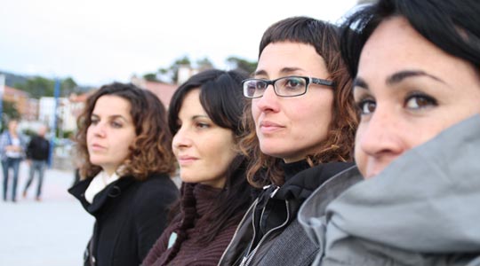  SILVIA ABRIL _ y cuatro catalanas mirando 