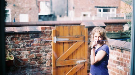  SARA COSTA _ el patio de su casa es particular 