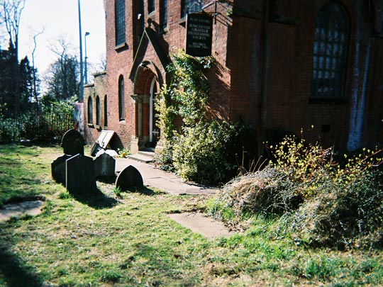  SARA COSTA _ la iglesia-cafetería se alquila con tumbas incluidas 